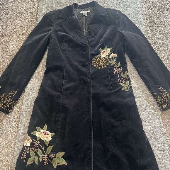 CAbi Black Velvet Embroidered Floral Coat Boho Statement Jacket Size 2 - Picture 5 of 16